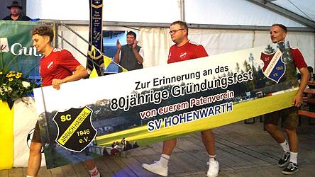Das Banner des Patenvereins SV Hohenwarth, das am Samstag erstmals gezeigt wurde, erinnert noch lange an die Mitwirkung beim Fest.