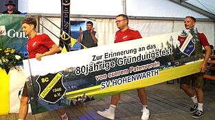 Das Banner des Patenvereins SV Hohenwarth, das am Samstag erstmals gezeigt wurde, erinnert noch lange an die Mitwirkung beim Fest. Das Banner des Patenvereins SV Hohenwarth, das am Samstag erstmals gezeigt wurde, erinnert noch lange an die Mitwirkung beim Fest.