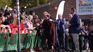 Harry und Meghan sind zurück in der britischen Öffentlichkeit. Harry und Meghan sind zurück in der britischen Öffentlichkeit.