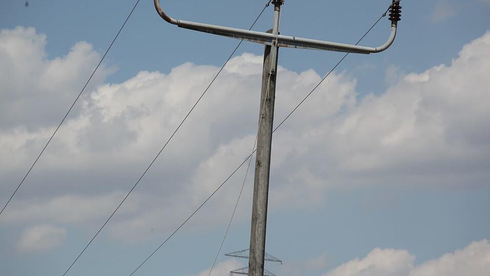 Auf diesem Feld fuhr am Dienstagmittag ein Landwirt mit seinem Traktor gegen einen Strommasten. Dadurch kam es zu einem Feldbrand und einem Stromausfall. Auf diesem Feld fuhr am Dienstagmittag ein Landwirt mit seinem Traktor gegen einen Strommasten. Dadurch kam es zu einem Feldbrand und einem Stromausfall.