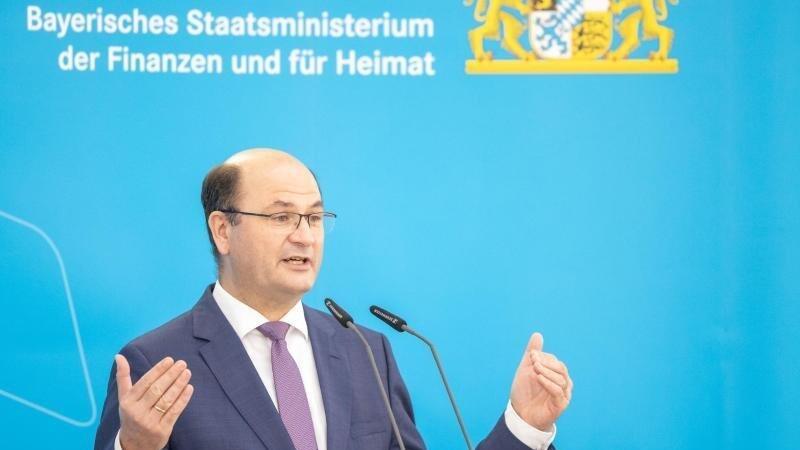 Albert F&uuml;racker (CSU), Finanzminister von Bayern, spricht.