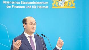 Albert F&uuml;racker (CSU), Finanzminister von Bayern, spricht.