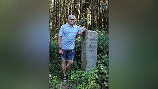 Kreisheimatpfleger Richard Urban wei&szlig;, was damals im Wald vor sich ging.