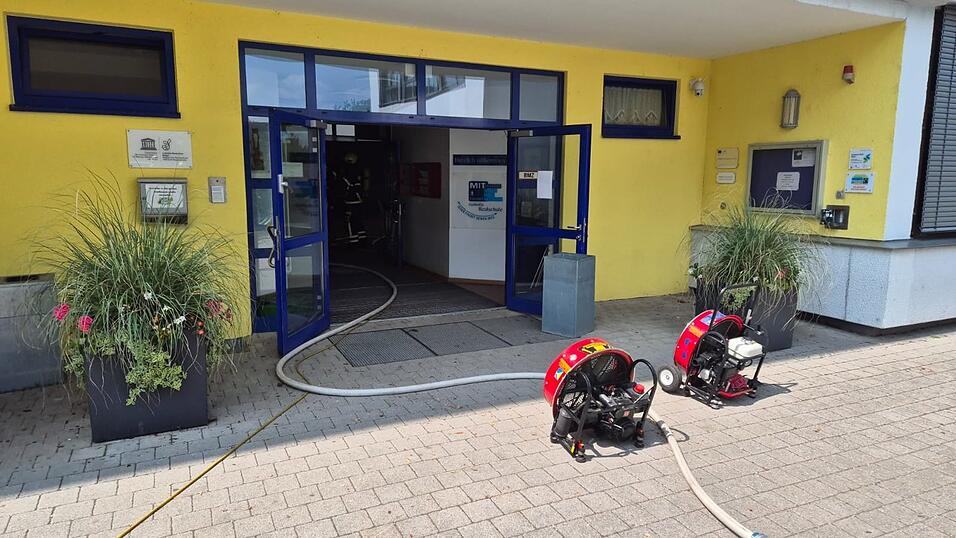 Die Feuerwehr l&ouml;schte den Brand und entrauchte die Realschule gr&uuml;ndlich.&nbsp;