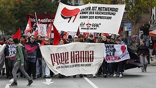 Mit Bannern und Flaggen zogen die Teilnehmer durch die Stadt.