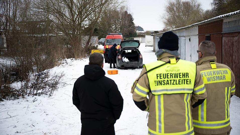Kettensägen und Taucher waren bei der Suchaktion im Einsatz. Kettensägen und Taucher waren bei der Suchaktion im Einsatz.