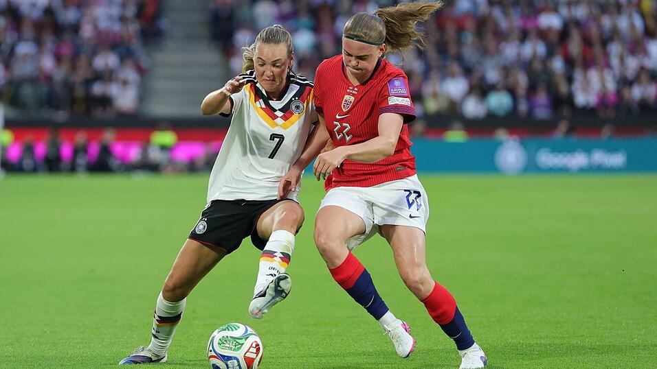 M&uuml;ller macht's: Marie M&uuml;ller (l) traf zum 1:0.