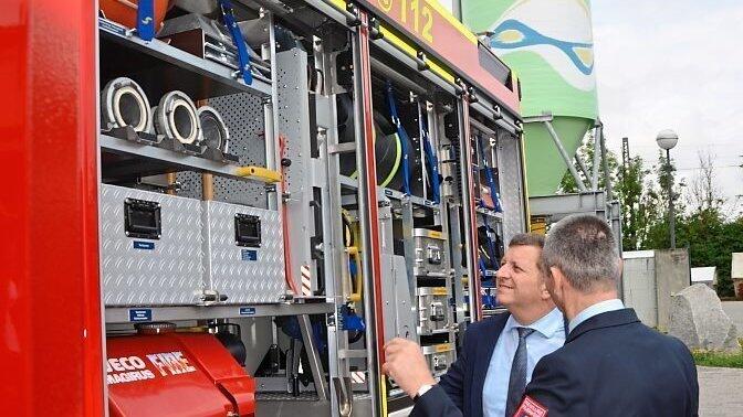 Kommandant Josef Schmid erklärt Landrat Bernreiter die Ausrüstung des neuen Fahrzeugs. Kommandant Josef Schmid erklärt Landrat Bernreiter die Ausrüstung des neuen Fahrzeugs.