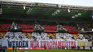 Die deutschen Fans in M&ouml;nchengladbach pr&auml;sentierten sich schon vor dem letzten Testspiel in EM-Form.