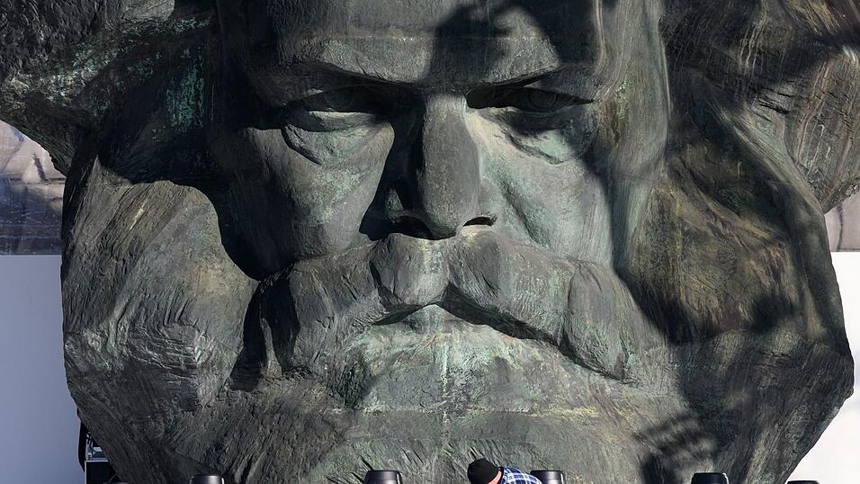 Das Karl-Marx-Monument ist Kulisse der großen Eröffnungsshow am Abend. Das Karl-Marx-Monument ist Kulisse der großen Eröffnungsshow am Abend.