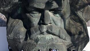 Das Karl-Marx-Monument ist Kulisse der großen Eröffnungsshow am Abend.