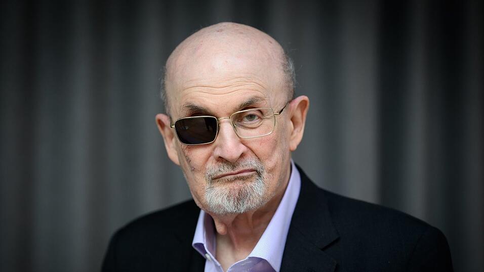 Seit dem Attentat ist Salman Rushdie stets mit Brille zu sehen. (Archivbild) Seit dem Attentat ist Salman Rushdie stets mit Brille zu sehen. (Archivbild)