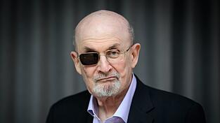Seit dem Attentat ist Salman Rushdie stets mit Brille zu sehen. (Archivbild)