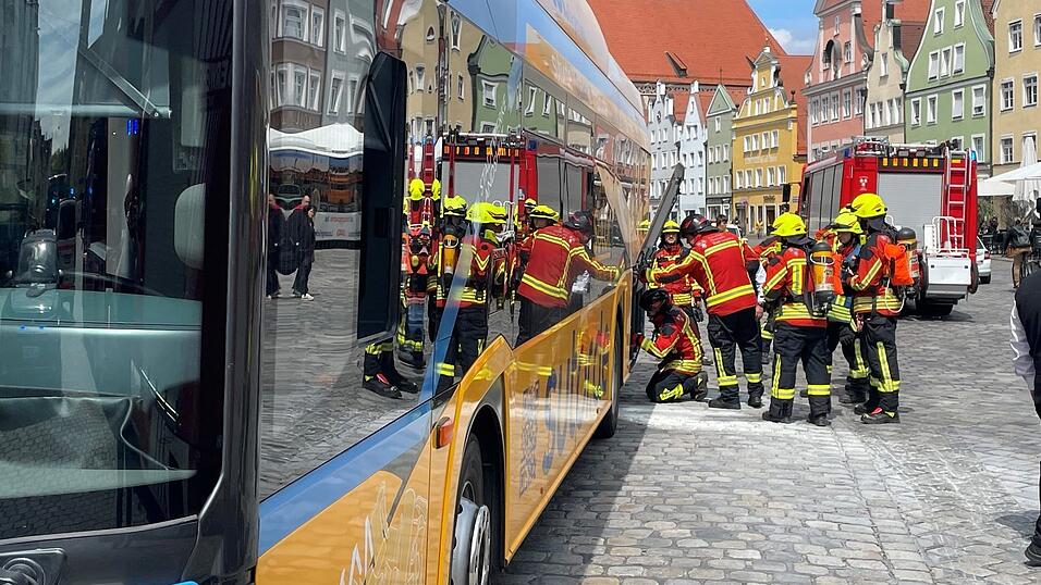 Feuerwehrleute untersuchen das Heck des E-Busses.
