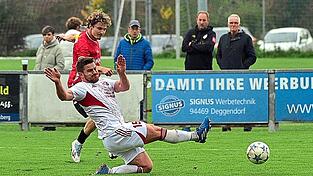 Der Einsatz von Seebachs Au&szlig;enbahnspieler Dominik Hauner (in wei&szlig;) ist wegen R&uuml;ckenproblemen im Verfolgerduell gegen den SV Schwandorf-Ettmannsdorf fraglich.