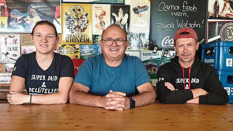 „Wie eine Familie“: So beschreibt Maria Schmid die Stimmung bei Hatls Imbiss - mit Kunden genau wie mit Chef Bernhard Roider und Kollege Michael Heger. „Wie eine Familie“: So beschreibt Maria Schmid die Stimmung bei Hatls Imbiss - mit Kunden genau wie mit Chef Bernhard Roider und Kollege Michael Heger.