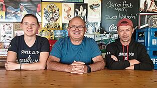 „Wie eine Familie“: So beschreibt Maria Schmid die Stimmung bei Hatls Imbiss - mit Kunden genau wie mit Chef Bernhard Roider und Kollege Michael Heger. „Wie eine Familie“: So beschreibt Maria Schmid die Stimmung bei Hatls Imbiss - mit Kunden genau wie mit Chef Bernhard Roider und Kollege Michael Heger.