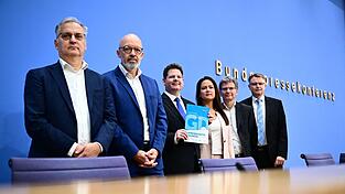 Trotz besserer Wachstumserwartungen blicken führende Ökonomen mit Sorge in die Zukunft. Trotz besserer Wachstumserwartungen blicken führende Ökonomen mit Sorge in die Zukunft.
