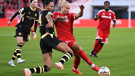 Pernille Harder (r) traf gegen Stuttgart doppelt f&uuml;r den FC Bayern (Archivbild)