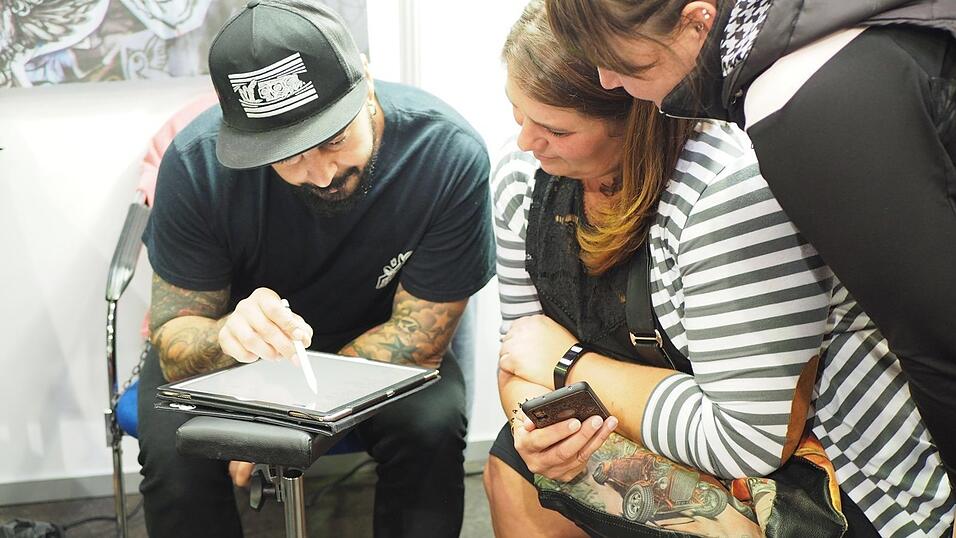 Rund 40 Aussteller und etwa 90 Tattoo-Künstler sind auf der Tattoo Convention in Straubing vertreten. Rund 40 Aussteller und etwa 90 Tattoo-Künstler sind auf der Tattoo Convention in Straubing vertreten.
