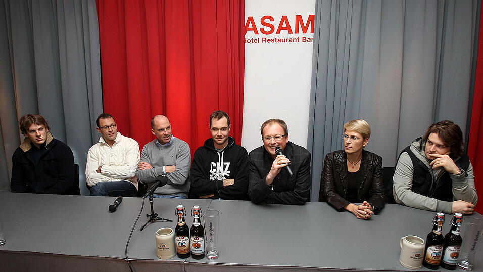 HATTEN POSITIVES ZU VERK&Uuml;NDEN: Andy Canzanello, Dan Ratushny, Jason Dunham, Jan Guryca, Robert Oberberger, Gaby Sennebogen und Barry Brust (v.l.) (Foto: Schindler).