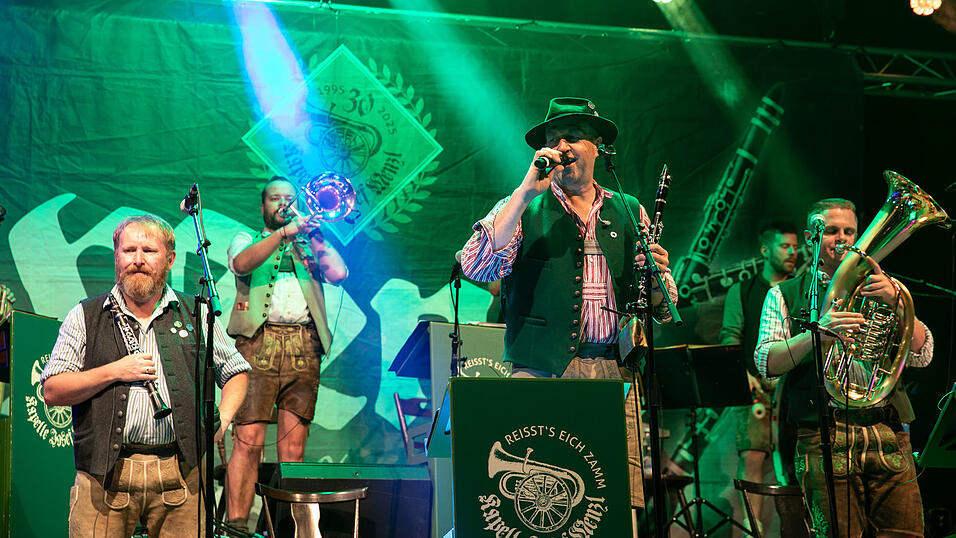 Echte Blasmusikfans lie&szlig;en sich auch den zweiten Auftritt in Folge am Dienstagabend nicht entgehen.