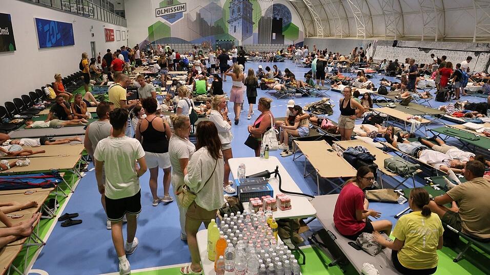An der kroatischen Adriak&uuml;ste s&uuml;dlich von Split hat ein heftiger Waldbrand gew&uuml;tet. Mehr als 1.000 Menschen musste in Notunterk&uuml;nften in Sicherheit gebracht werden.