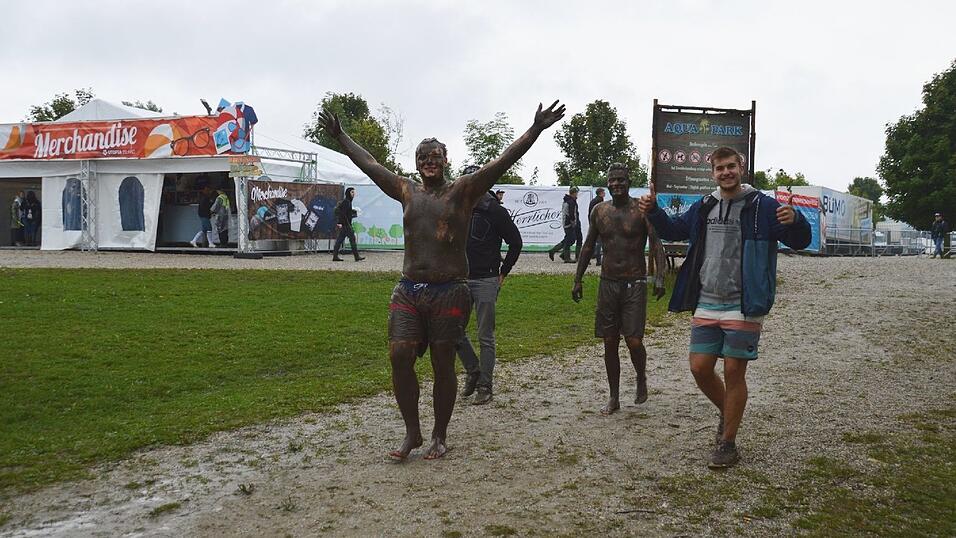 Warum schlechtes Wetter am Festival gut ist: Schlammbaden. Warum schlechtes Wetter am Festival gut ist: Schlammbaden.