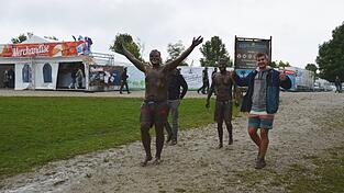 Warum schlechtes Wetter am Festival gut ist: Schlammbaden. Warum schlechtes Wetter am Festival gut ist: Schlammbaden.