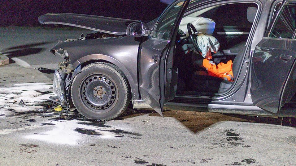 Die beiden Autos krachten mitten auf einer Kreuzung ineinander. Die beiden Autos krachten mitten auf einer Kreuzung ineinander.