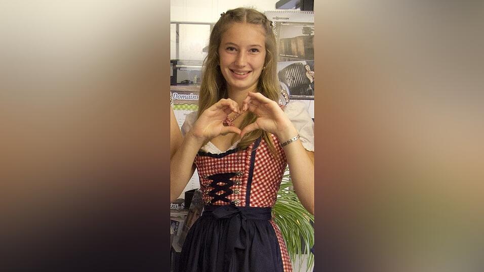 Sandra Schaftner (16) aus Landshut war zur Volksfestzeit Praktikantin in der Jugendredaktion. (Foto: de) Sandra Schaftner (16) aus Landshut war zur Volksfestzeit Praktikantin in der Jugendredaktion. (Foto: de)
