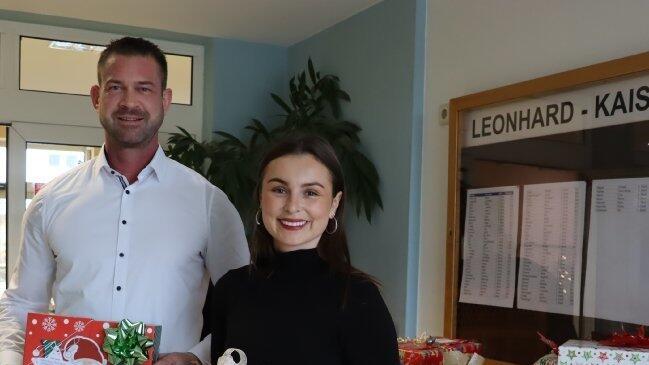 &Uuml;ber 70 Herzensw&uuml;nsche konnte Aileen Schneider vom Marketingteam der Mediengruppe Attenkofer an den Heimleiter des Leonhard-Kaiser-Hauses, Martin Huber, &uuml;bergeben.