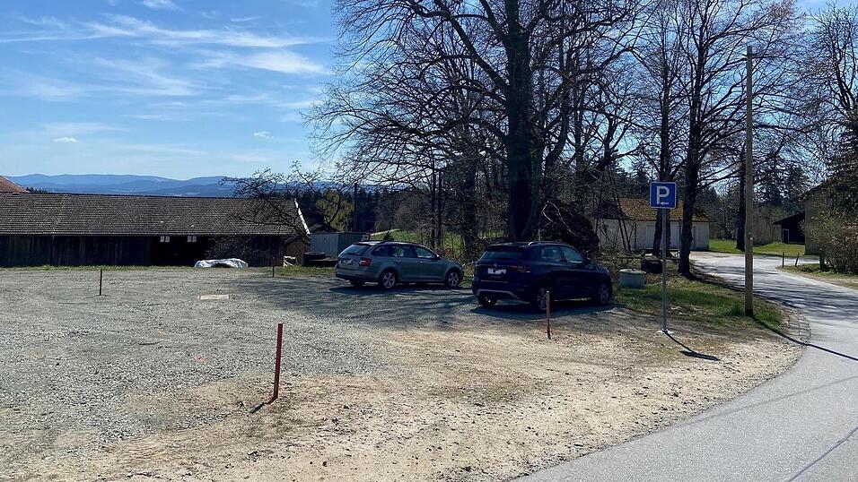 Bei der Wolframslinde in Ried sind 19 Stellpl&auml;tze entstanden und genau beschildert worden.