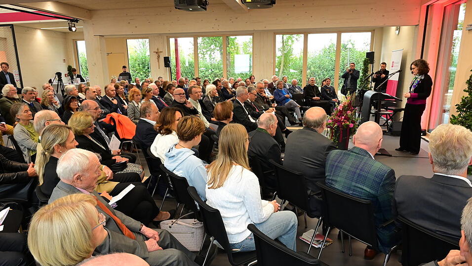 Zahlreiche Gäste aus Politik und Wirtschaft kamen zum Festakt in die Attenkofer Akademie. Zahlreiche Gäste aus Politik und Wirtschaft kamen zum Festakt in die Attenkofer Akademie.