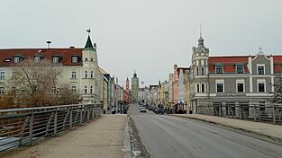 Egal wer in Vilsbiburg am 8. März oder bei einer Stichwahl zwei Wochen später als Chef ins Rathaus einzieht: Derjenige oder diejenige wird die Geschicke einer Stadt lenken, die große Bauvorhaben zu bewältigen hat. Egal wer in Vilsbiburg am 8. März oder bei einer Stichwahl zwei Wochen später als Chef ins Rathaus einzieht: Derjenige oder diejenige wird die Geschicke einer Stadt lenken, die große Bauvorhaben zu bewältigen hat.
