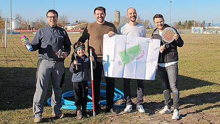 Karl Sagmeister (v.l.), wird mit seiner Baufirma die Bodenplatte gie&szlig;en, auf der die drei Gr&uuml;nder Christian Haselbeck (mit Sohn Vincent), Simon Wintersperger und Michael Landauer ihre beiden Padel-Pl&auml;tze bauen werden. Anfang M&auml;rz haben sie gemeinsam das Grundst&uuml;ck ausgemessen.