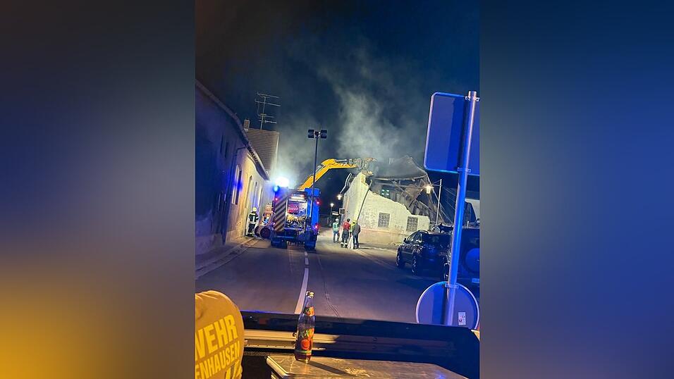 Mitten in der Nacht ist ein Haus in Geisenhausen (Kreis Landshut) in sich zusammengestürzt – vor den Augen der Feuerwehr. Mitten in der Nacht ist ein Haus in Geisenhausen (Kreis Landshut) in sich zusammengestürzt – vor den Augen der Feuerwehr.