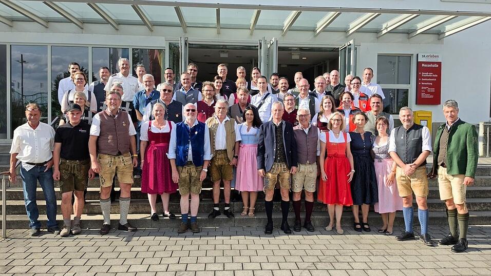 Das Team der Ausstellungs GmbH, Aufsichtsrat und Vertreter der Einsatzdienste, erleichtert über den in herausfordernden Zeiten friedlichen Verlauf von Volksfest und Ostbayernschau. Das Team der Ausstellungs GmbH, Aufsichtsrat und Vertreter der Einsatzdienste, erleichtert über den in herausfordernden Zeiten friedlichen Verlauf von Volksfest und Ostbayernschau.