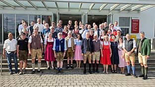 Das Team der Ausstellungs GmbH, Aufsichtsrat und Vertreter der Einsatzdienste, erleichtert &uuml;ber den in herausfordernden Zeiten friedlichen Verlauf von Volksfest und Ostbayernschau.