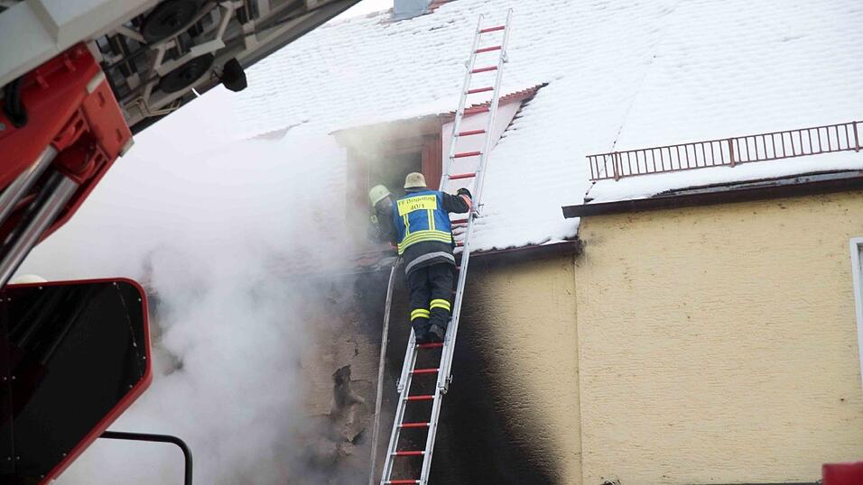 Inmitten dieses brennenden Hauses in der Griesgasse in Dingolfing entdeckte die Feuerwehr die Leiche.