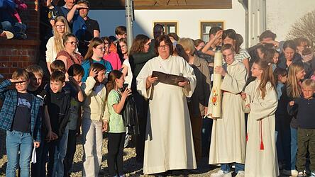 Gemeindereferentin Rosi B&auml;r-Betz segnete die Osterkerze.