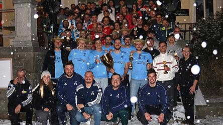 Bei der Siegerehrung durften alle Teams Pokale in Empfang nehmen. Im Vordergrund kniend das Orga-Team.