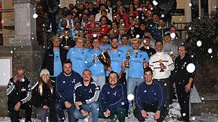 Bei der Siegerehrung durften alle Teams Pokale in Empfang nehmen. Im Vordergrund kniend das Orga-Team.