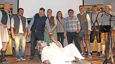 Seyfriedus Freiherr von Fraunberg liegend zu F&uuml;&szlig;en der von ihm auf die Schippe genommenen Marktr&auml;te.