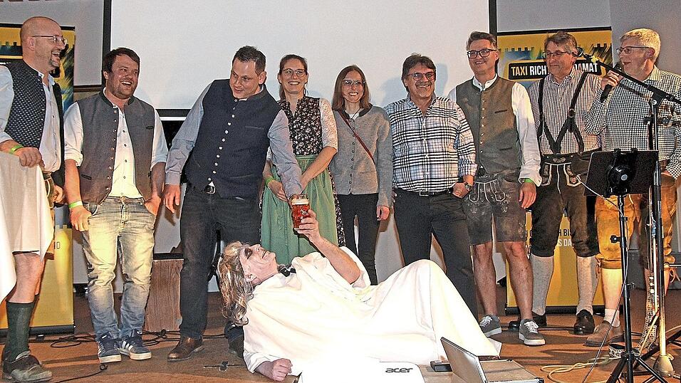 Seyfriedus Freiherr von Fraunberg liegend zu F&uuml;&szlig;en der von ihm auf die Schippe genommenen Marktr&auml;te.