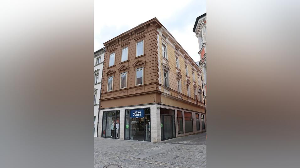 Das Eckhaus Ludwigsplatz/Flurlgasse bewegt seit Wochen die Gem&uuml;ter. Die braune Fassadenfarbe ist an keinem weiteren Haus am Stadtplatz zu finden. Der laienhafte Betrachter - und wer w&auml;re das au&szlig;er den Denkmalsch&uuml;tzern nicht? - wundert sich mindestens.