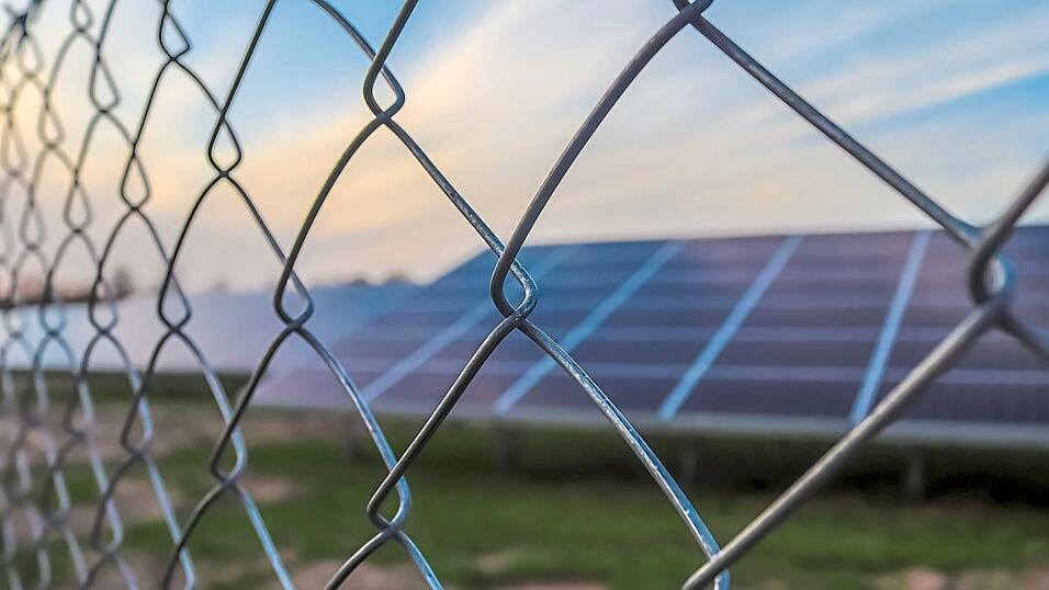 So manchen Bürgern von Willertshausen, Pfettrach und Attenkirchen sind die Pläne für weitere Solarparks in ihrer unmittelbaren Nachbarschaft ein Dorn im Auge. So manchen Bürgern von Willertshausen, Pfettrach und Attenkirchen sind die Pläne für weitere Solarparks in ihrer unmittelbaren Nachbarschaft ein Dorn im Auge.