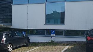 Der Parkplatz der Schulleitung ist leer, die anderen Pl&auml;tze am Mittwochvormittag alle besetzt.