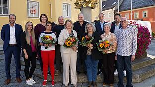 Die Stadt Landau ehrte langjährige Mitarbeiter. Die Stadt Landau ehrte langjährige Mitarbeiter.