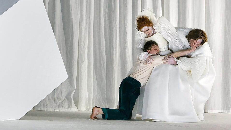 Hamlet (Johannes Nussbaum, von links) mit Gertrud (Sibylle Canonica) und Claudius (Christoph Franken). Hamlet (Johannes Nussbaum, von links) mit Gertrud (Sibylle Canonica) und Claudius (Christoph Franken).